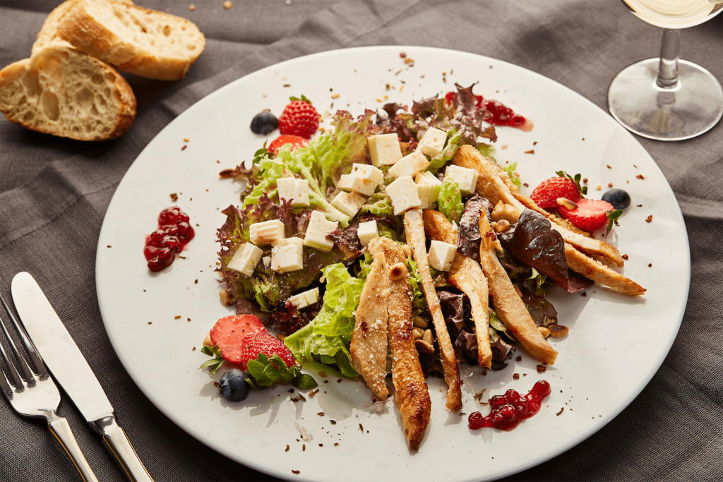 Frischer Hähnchensalat mit Heidelbeerdressing