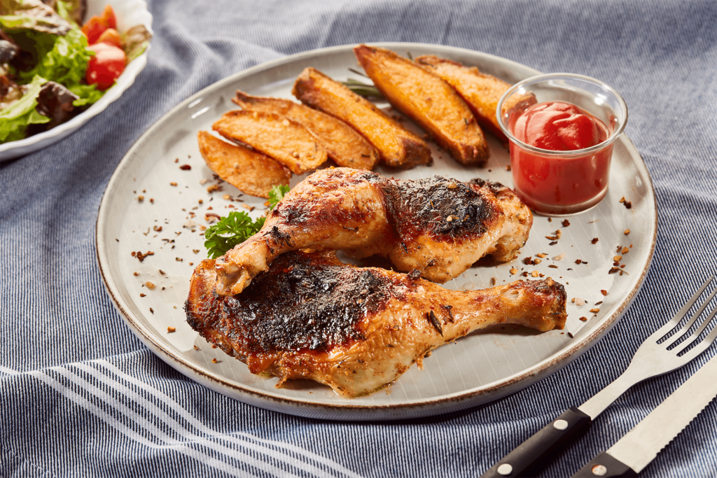 Knusprige Hähnchenschenkel vom Grill mit Salat