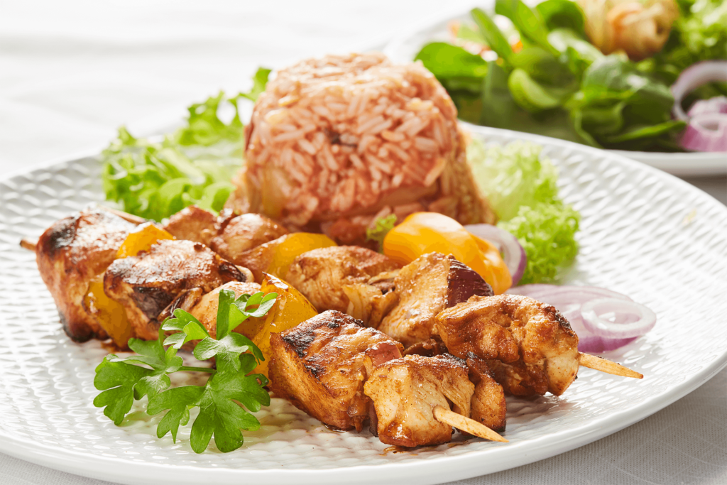 Hähnchen-Papaya-Spieß mit Beilage