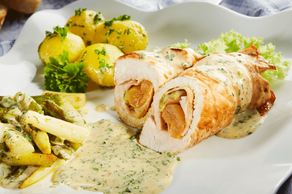 Puten-Roulade mit Kartoffeln und Spargel